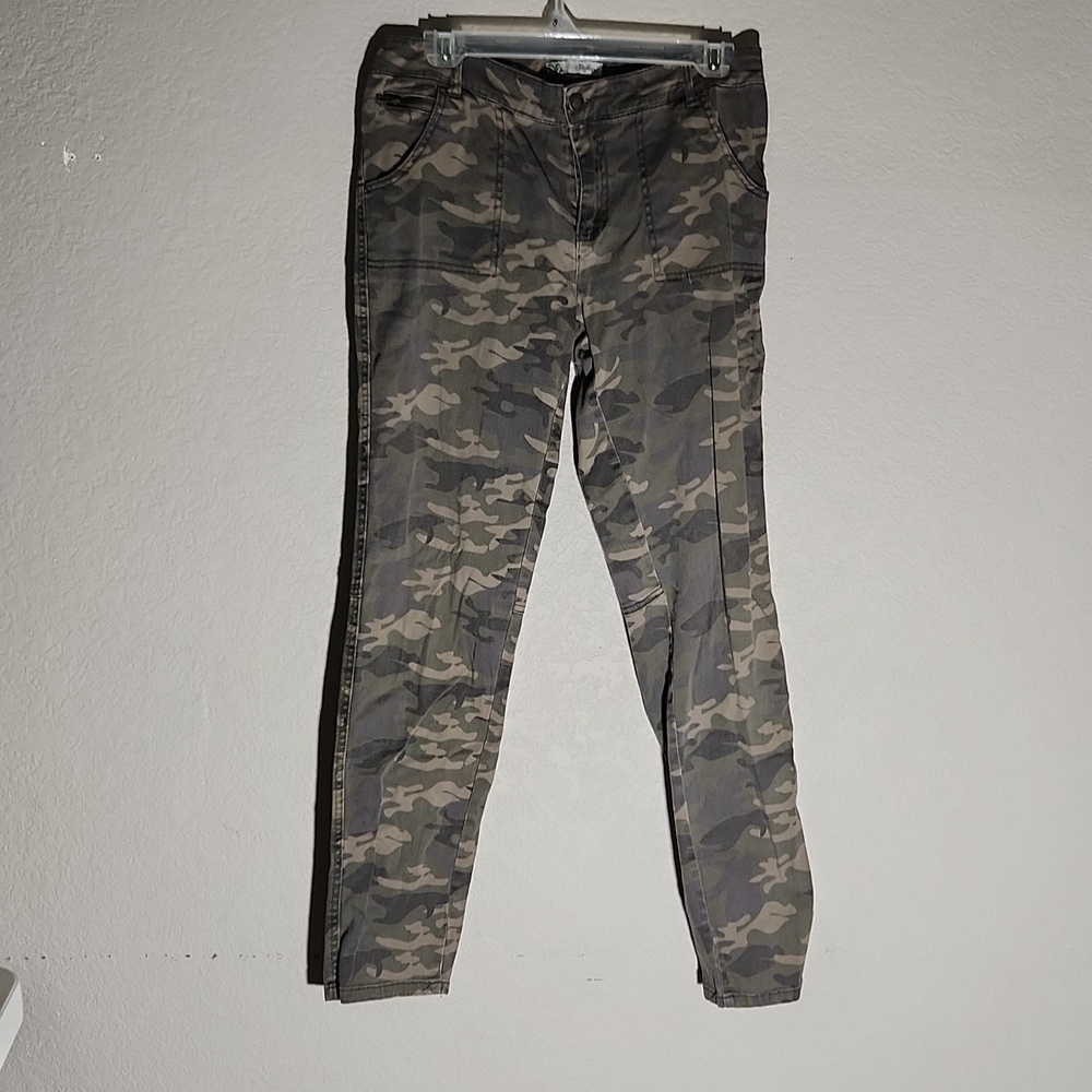 Style Me Pants Womens Size 8 camoflauge altered waist see meaurments Flaw